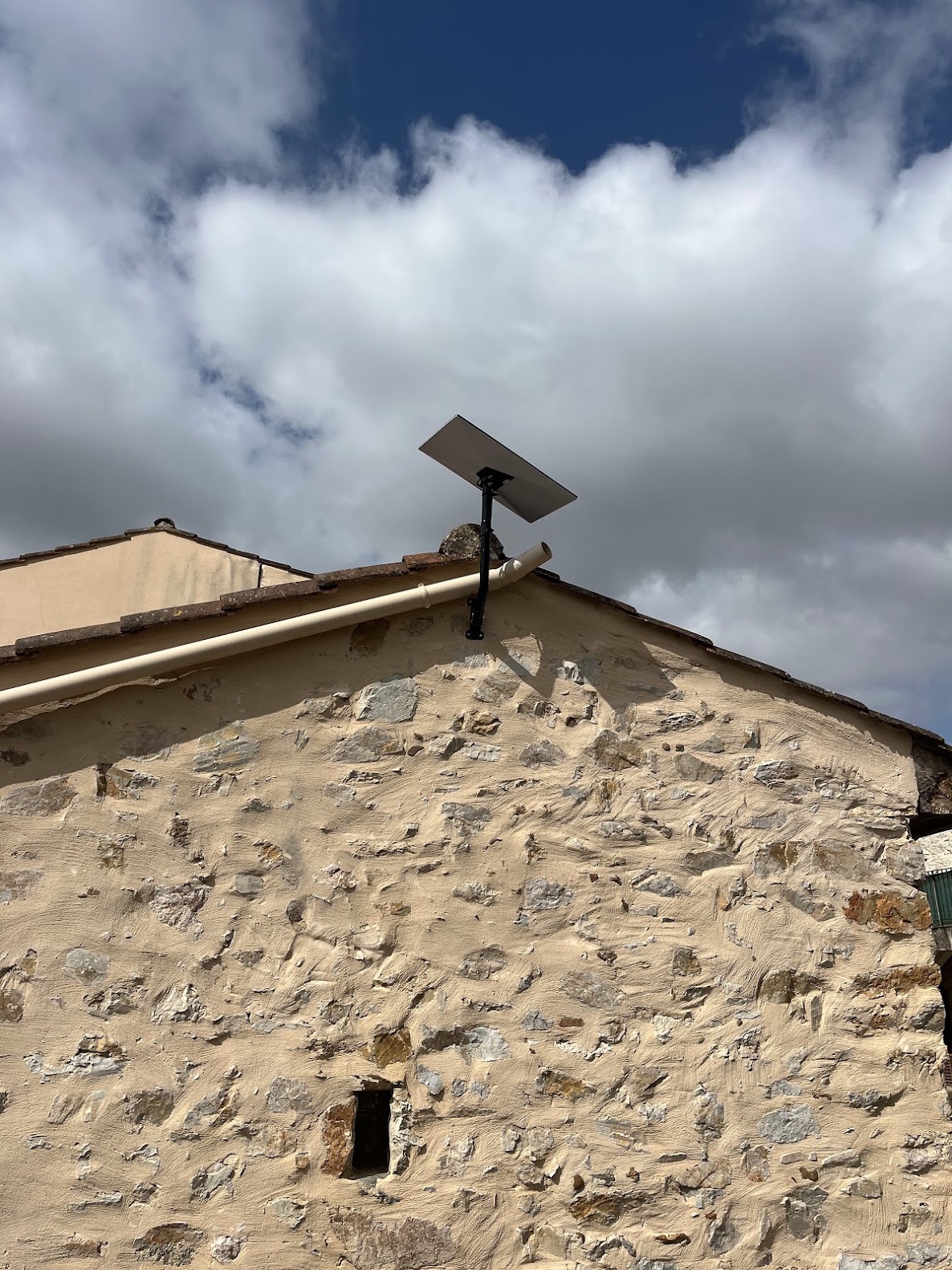 Installation d'une antenne Starlink en pignon