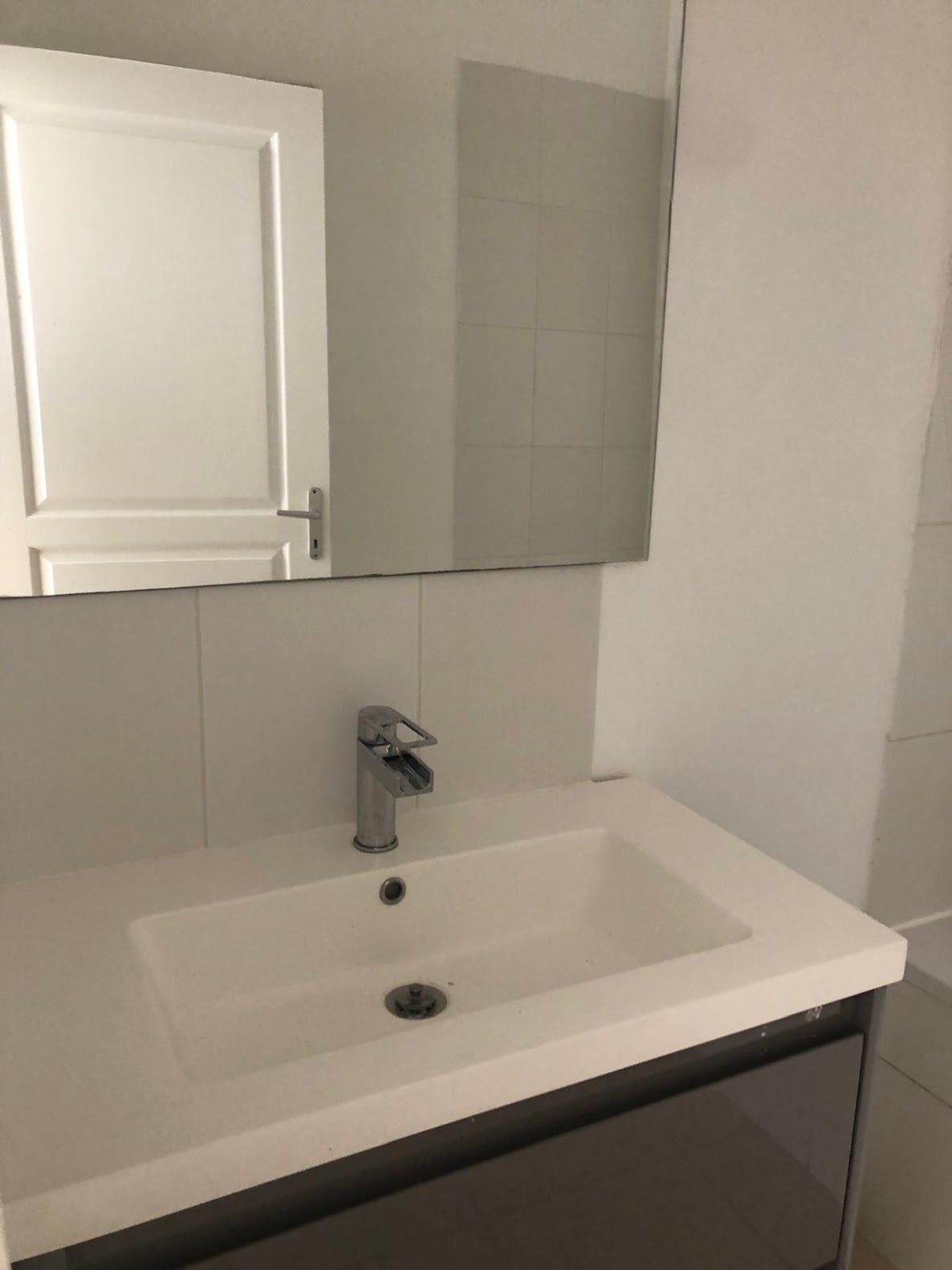 Installation d'un meuble vasque et d'un mitigeur