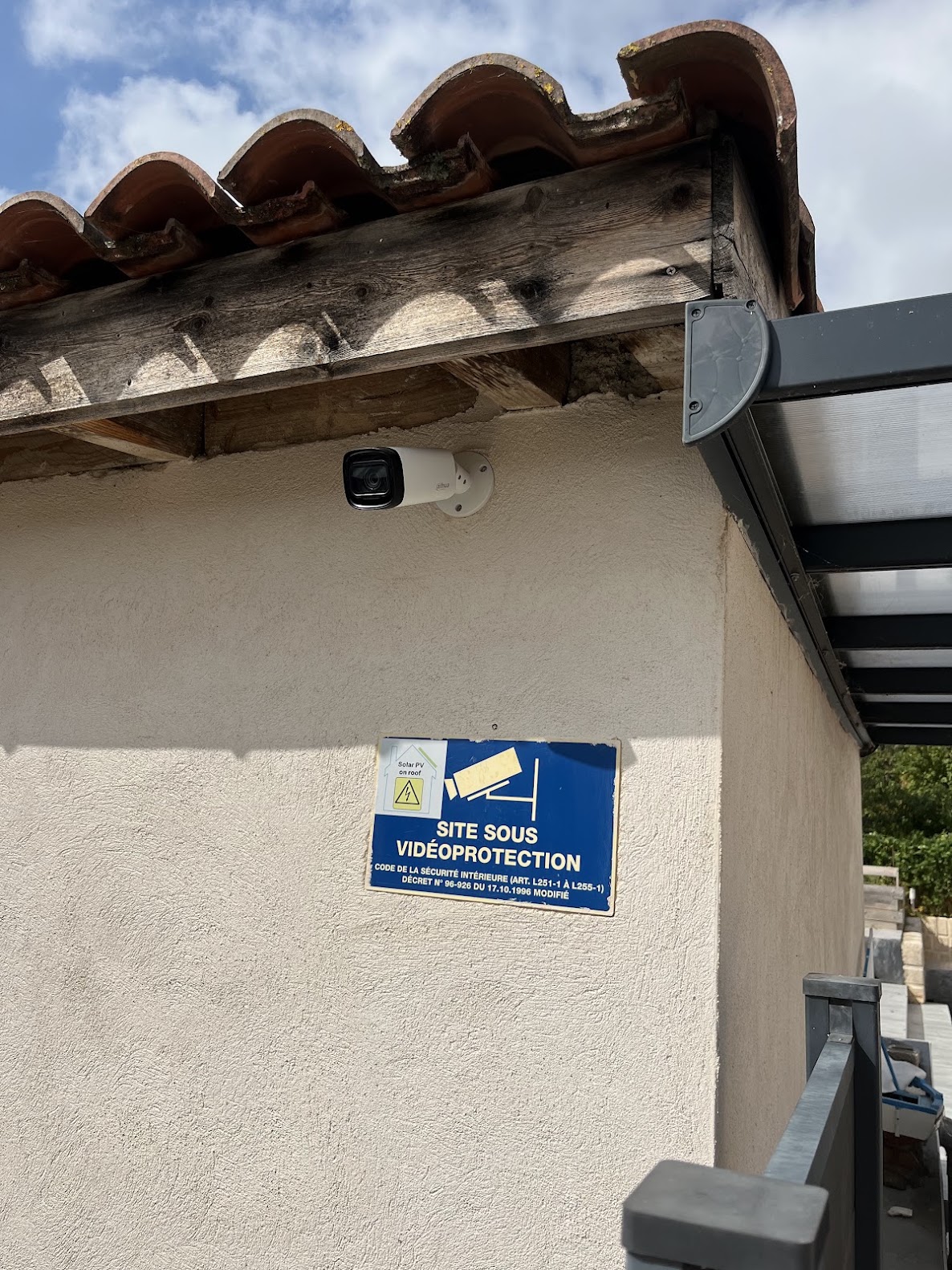 Installation d'une caméra de vidéosurveillance extérieure